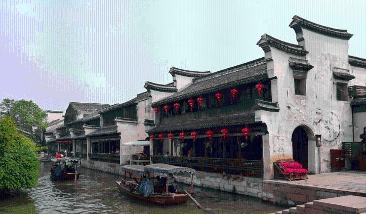 一个女的心情不好怎么安慰她？